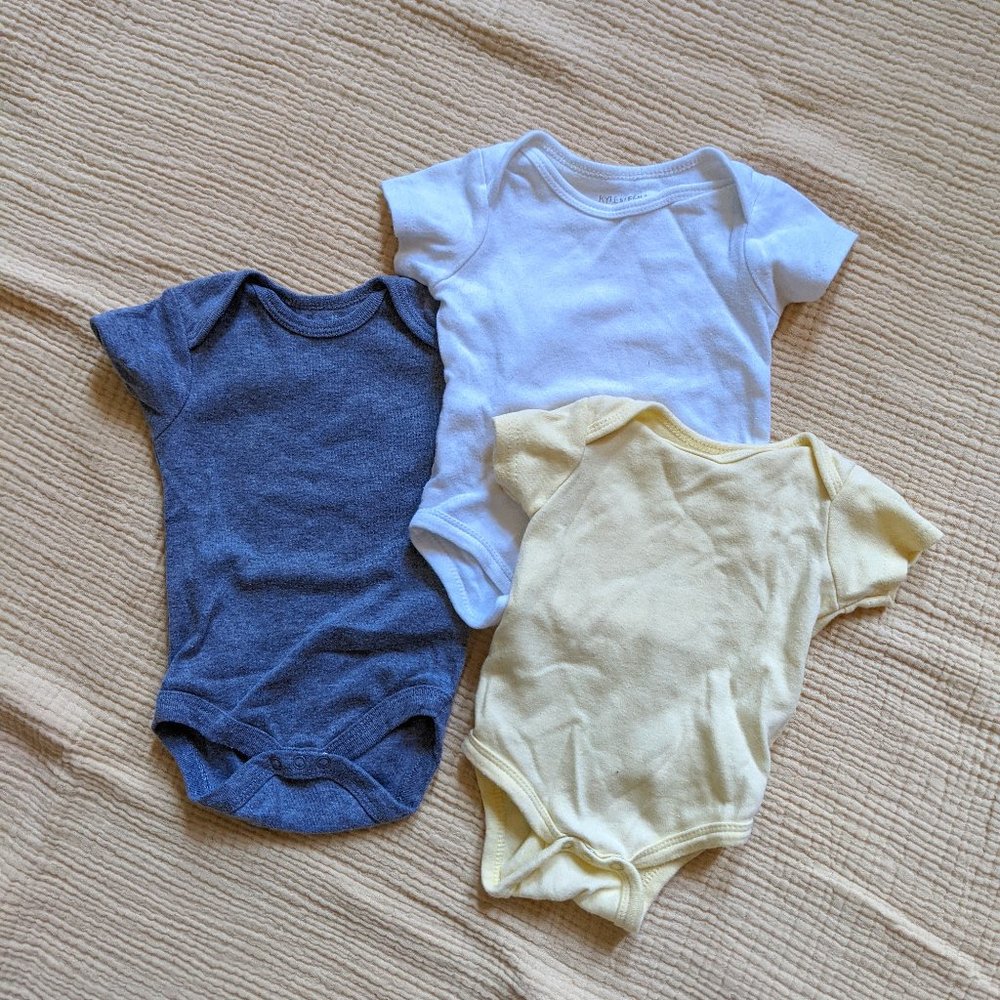 4 for $20 💖 | 0-3 months Unisex short sleeve onesie bundle